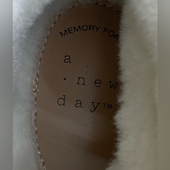 A New Day Women's Terra Faux Fur Boots with Memory Foam Insole size 8 - Picture 10 of 10